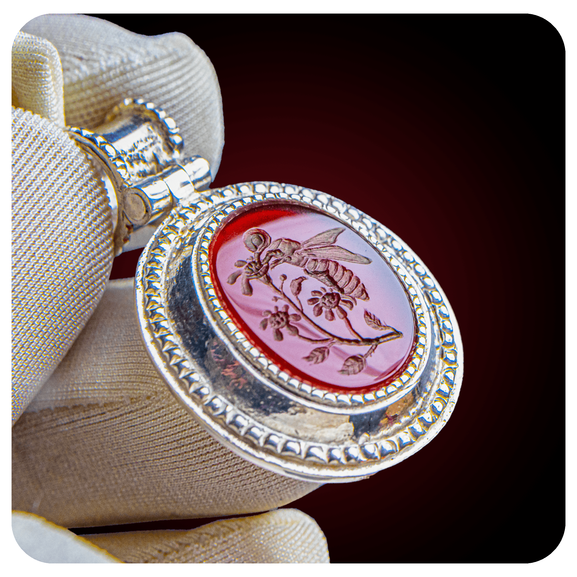 Humming bee, Intaglio Pendant, Carnelian Stone - SPQR SHOP