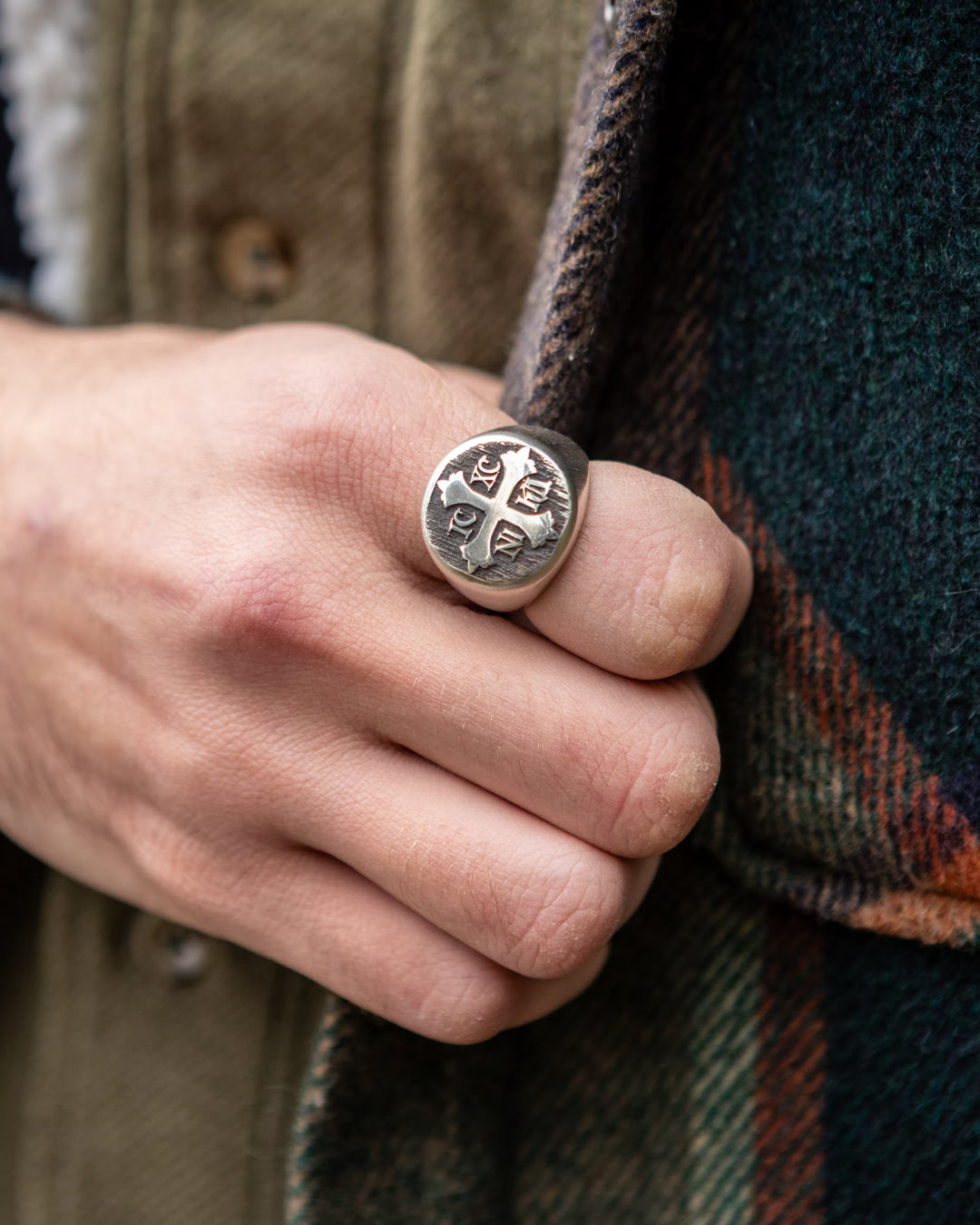 The Fifth Crusader ring worn on hand - SPQR SHOP